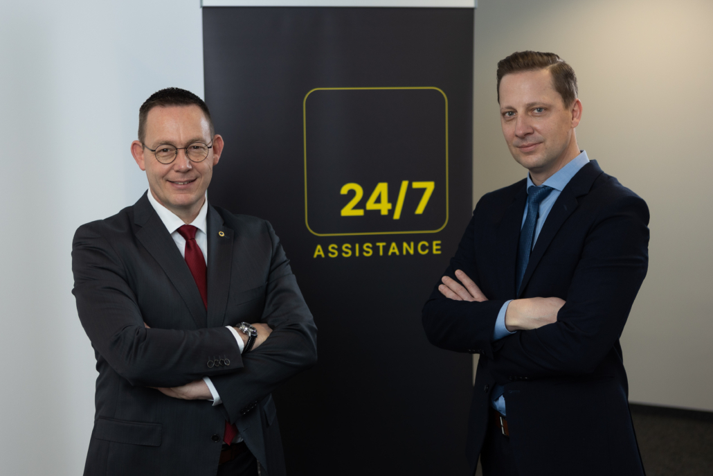Jarno Bor (l.) und Dirk Fröhlich, Geschäftsführer von 24/7 ASSISTANCE. Das Team von 24/7 ASSISTANCE organisiert nach einem eingegangenen Pannennotruf unter anderem Abschleppungen und Reparaturen.